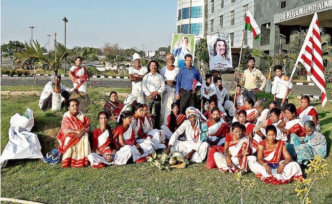 झारखंड : ...जब महाराजा मदरा मुंडा की प्रतिमा को लेकर पत्थलगड़ी करने जा रहे लोगों को पुलिस ने कचहरी के पास रोका