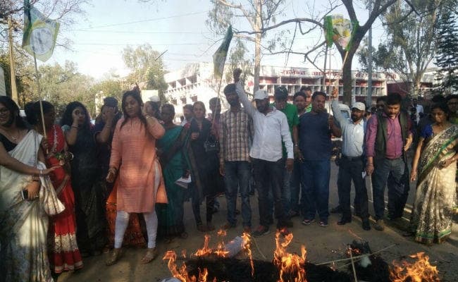 छेड़खानी के विरोध में विभिन्न संगठनों ने किया रिम्स निदेशक का घेराव