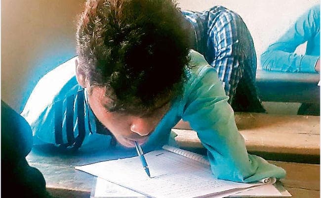 जज्बे को सलाम: बचपन में कट गये थे हाथ, मुंह से लिख रहा है परीक्षा