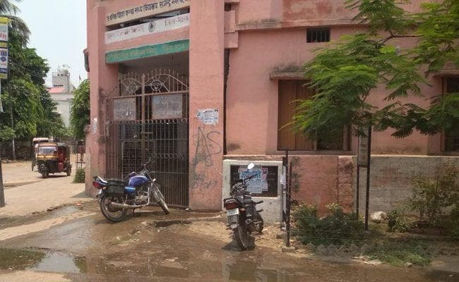 बिहार : शिक्षा विभाग के प्रधान सचिव से बड़ा है यह हेडमास्टर, सैकड़ों बच्चों का भविष्य दांव पर, पढ़ें