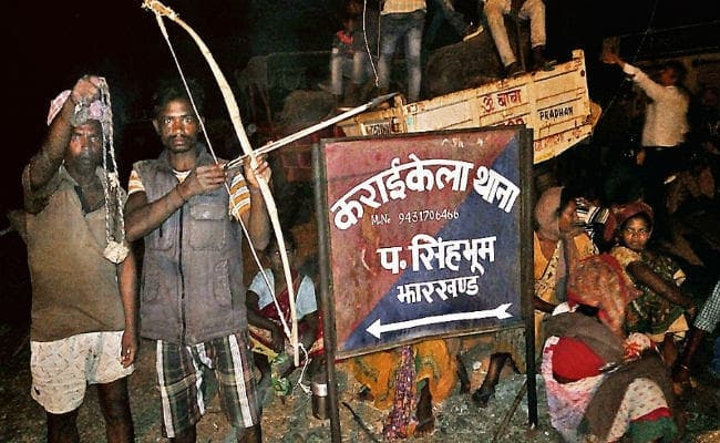 पुलिस ने पीटा, कुत्ता छाेड़ा पत्थलगड़ी है इसकी वजह