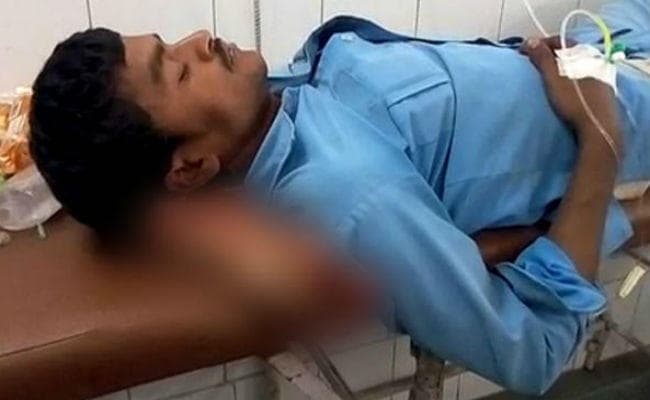 डॉक्टरों ने मरीज के कटे पैर को बना दिया तकिया, तसवीर सोशल मीडिया पर वायरल