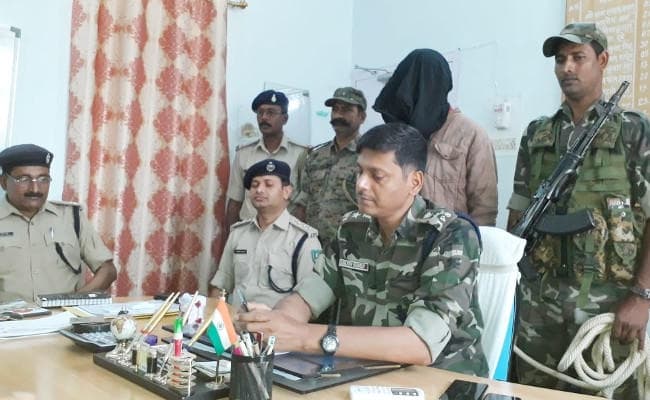 पुलिस वाहन पर हमले करने वाला पीएलएफआइ नक्सली जगत मांझी जिंदा कारतूस के साथ गिरफ्तार
