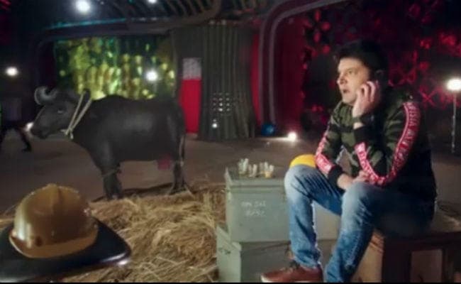 VIDEO : जब कपिल शर्मा ने लगाया अजय देवगन को फोन, तो बोले- आपकी कॉल प्रतीक्षा में है...