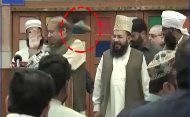 पाकिस्तान के पूर्व पीएम नवाज शरीफ पर फेंका जूता, दो पकड़े गये