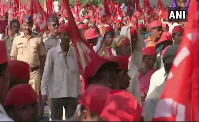 मुुंबई में 30 हजार किसानों का पैदल मार्च, आदित्य ठाकरे ने किया संबोधित, कल विधानसभा पर प्रदर्शन