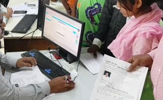 बैंक के कामकाज से हैं परेशान तो जाएं बैंकिंग लोकपाल के पास, ऐसे दर्ज करें शिकायत बैंक के कामकाज से हैं परेशान तो जाएं बैंकिंग लोकपाल के पास, ऐसे दर्ज करें शिकायत