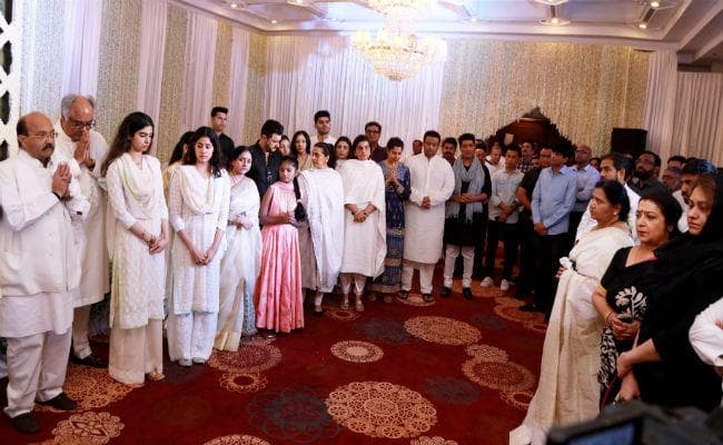 चेन्‍नई में श्रीदेवी की प्रार्थना सभा, जाह्नवी-खुशी की आंखें नम, पहुंचे ये सितारे