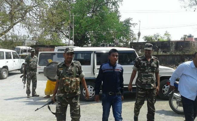 गुमला : PLFI के सबजोनल कमांडर करण गोप ने किया सरेंडर