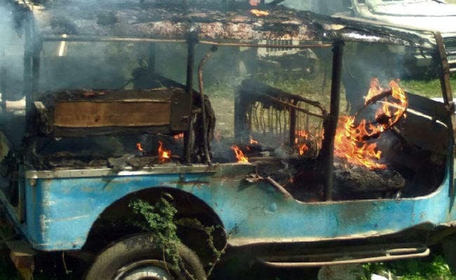 सड़क हादसे में घायल की मौत पर थाने में लोगों ने की तोड़फोड, पुलिसकर्मियों को पीटा, वाहन को फूंका