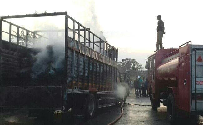 झारखंड : UP से बंगाल जा रहे चलते ट्रक में लगी आग, सारा सामान जलकर खाक
