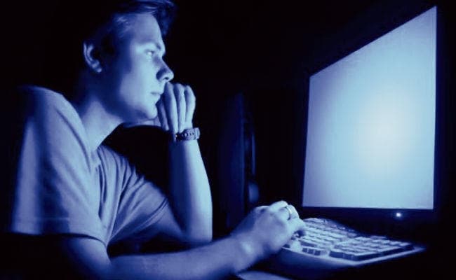 बॉडी क्लॉक को अव्यवस्थित करती है नीली रोशनी...जानें कैसे