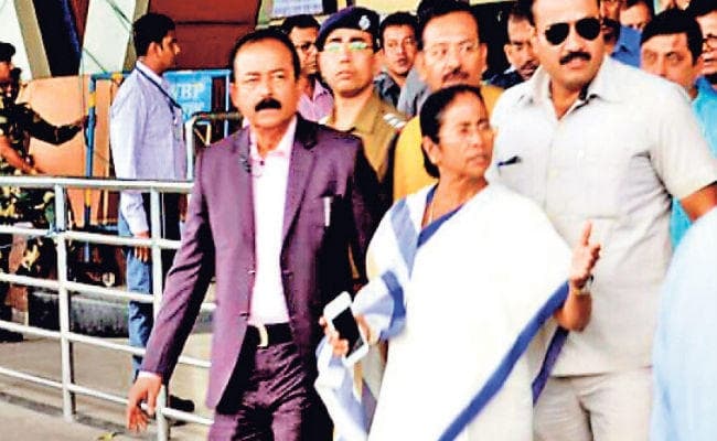 बंगाल : रिमझिम बारिश के बीच सीएम दार्जिलिंग पहुंचीं