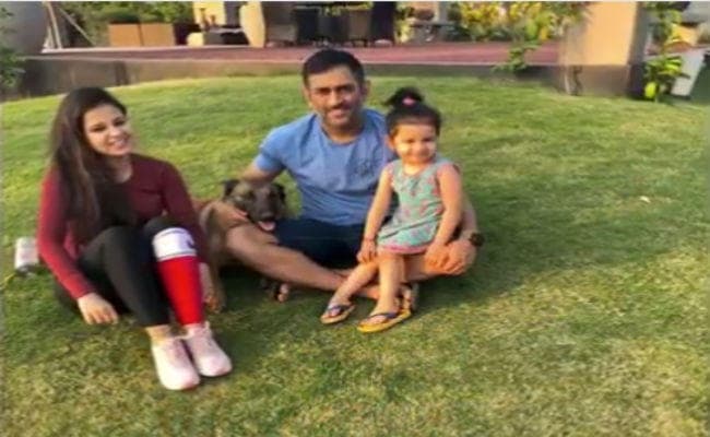 Video : अरे!! छुट्टियों में यह क्या कर रहे हैं महेंद्र सिंह धौनी