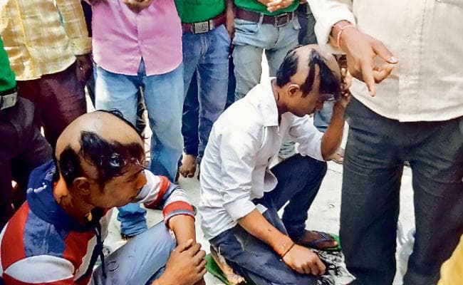 बिहार : जानें क्‍यों पंचायत ने दो युवकों को बाल मुंड़वा घुमाया