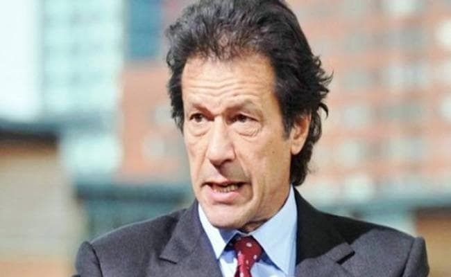 पाकिस्तान में नेताआें पर जारी है जूतों की बौछार, नवाज शरीफ के बाद अब इमरान खान हुए शिकार