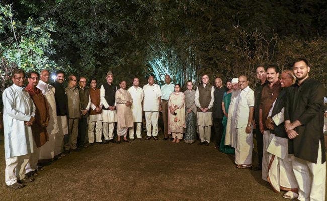 सोनिया गांधी के घर रात्रिभोज में जुटे बिहार-झारखंड के दिग्गज नेता, देखें तसवीरें