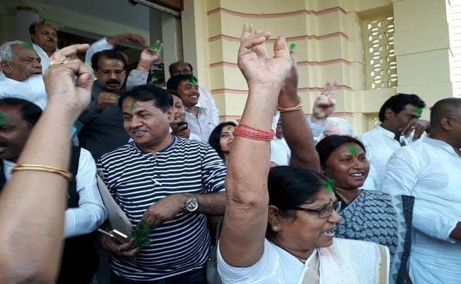 VIDEO : उपचुनाव में जीत पर विधानसभा में मनी होली, लालू जिंदाबाद के नारों के बीच उड़े गुलाल