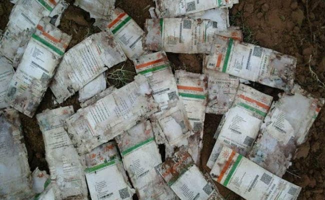ऐसा कैसे चलेगा? महाराष्ट्र में कुएं में मिले फेंके हुए सैंकड़ों आधार कार्ड