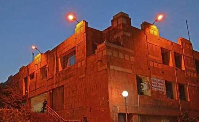 JNU में डीन ऑफ स्टूडेंट्स से बदसलूकी, छात्रों ने प्रशासन के आरोपों को किया खारिज