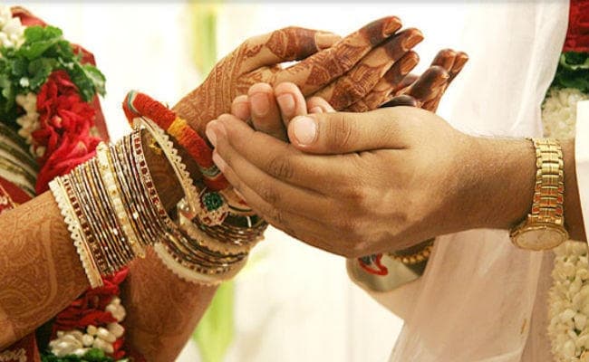 मंडप में दूल्हे के हाथ की अंगुली कटी देख सहमी दुल्हन, फिर हुई जमकर बकझक और...