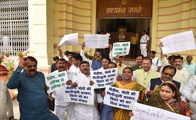 बिहार उपचुनाव परिणाम : RJD विधायकों ने विधानसभा के बाहर प्रदर्शन किया, CM नीतीश से मांगा इस्तीफा