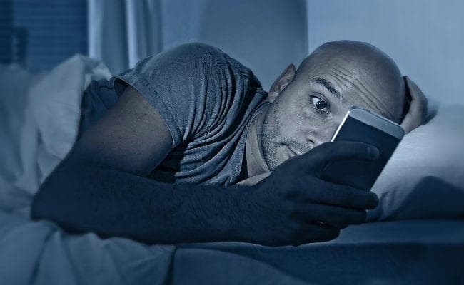 Health : तकनीक में उलझे रहने व शिफ्टों में काम करने से कम हो रही भारतीयों की नींद