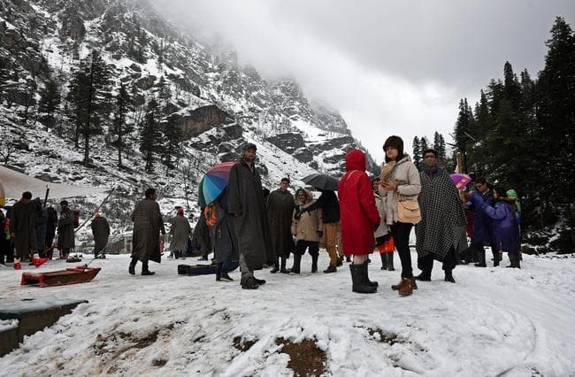 गर्मी के दस्तक देते ही सिक्किम और कश्मीर पहुंचने लगे पर्यटक