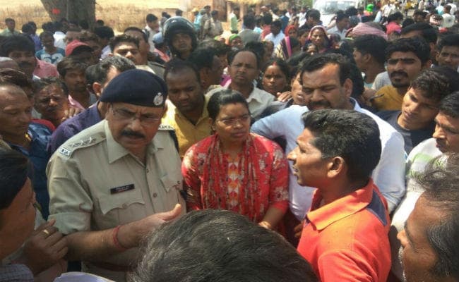 झारखंड : सड़क दुर्घटना में एक की मौत, ग्रामीणों ने जाम किया NH-100, समझाने गयी पुलिस को पीटा