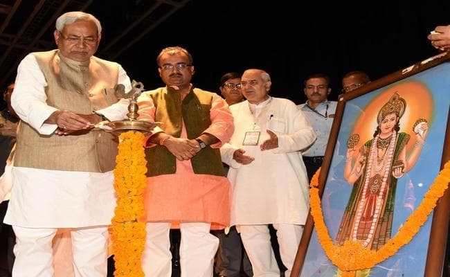 नीतीश का आयुष चिकित्सकों को बड़ा तोहफा, एलोपैथिक की तर्ज पर मिलेगा वेतन