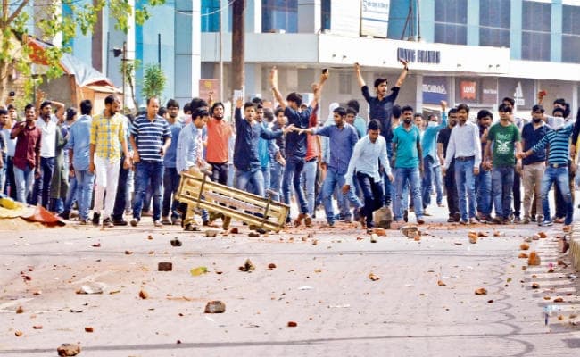 बिहार : दारोगा अभ्यर्थियों का उत्पात, पुलिस ने दौड़ा-दौड़ा कर पीटा, रणक्षेत्र बना कारगिल चौक इलाका