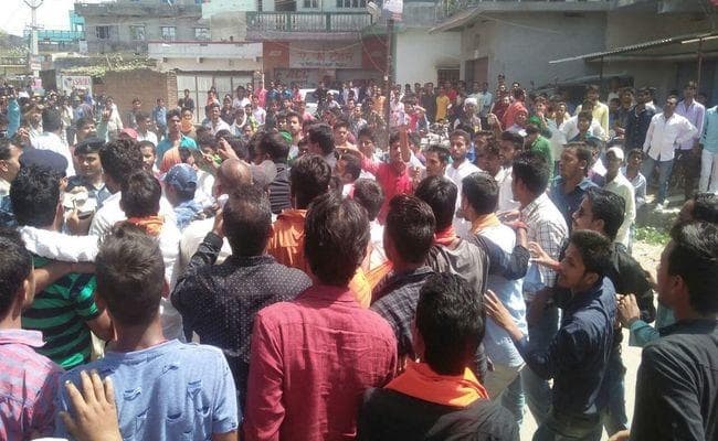 मगध विवि छात्र संघ चुनाव : औरंगाबाद में पुलिस ने किया लाठीचार्ज, गया में मतदान जारी