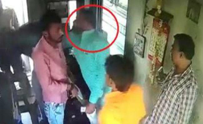 VIDEO: टोल मांगने पर भड़के भाजपा विधायक, टोलकर्मी को कुछ यूं जड़ने लगे थप्पड़