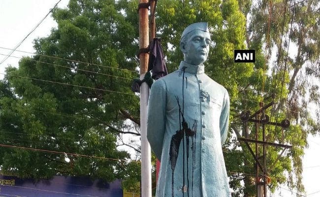 अब जवाहर लाल नेहरू की प्रतिमा पर फेंकी गयी काली स्याही