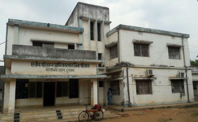 #Jharkhand दुमका में डीटीओ का Log-In हैक कर महीने भर में किये 38 फर्जीवाड़े