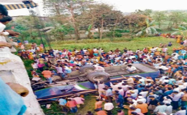 सीतामढ़ी में रेलिंग तोड़ गड्ढे में गिरी बस, 14 मरे