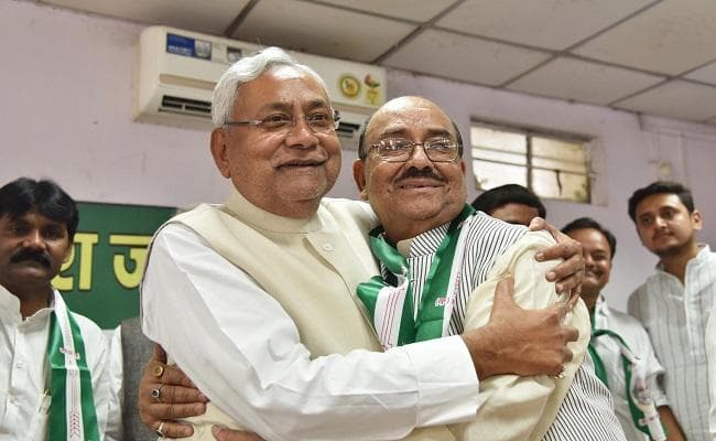 मांझी को झटका, नीतीश की मौजूदगी में समर्थकों के साथ JDU में शामिल हुए नरेंद्र सिंह