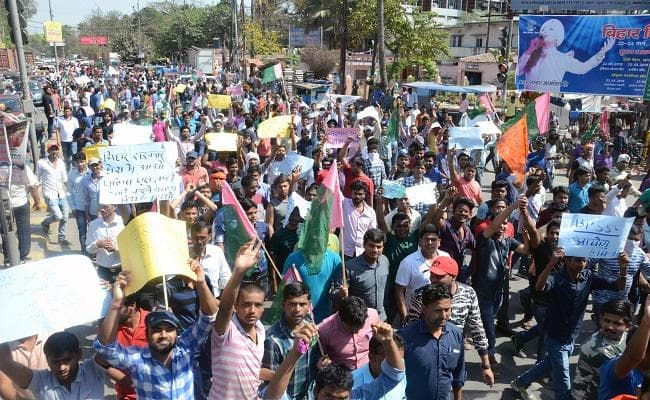 बिहार दारोगा भर्ती परीक्षा को रद्द करने की मांग को लेकर पटना में छात्रों का प्रदर्शन, समर्थन में उतरे पप्पू यादव