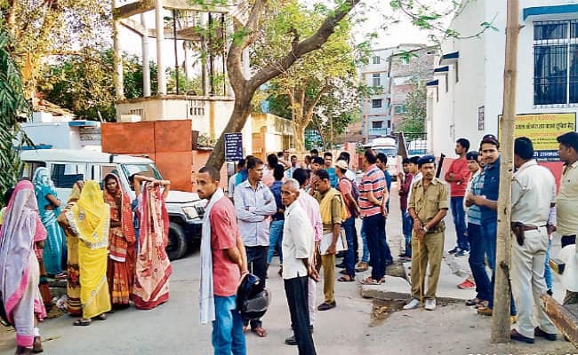 बिहार : नदी किनारे मिली सिरकटी लाश, महिला डीलर ने कर्ज वापस मांगा तो कर दी हत्या, शव टुकड़ों में बांटा