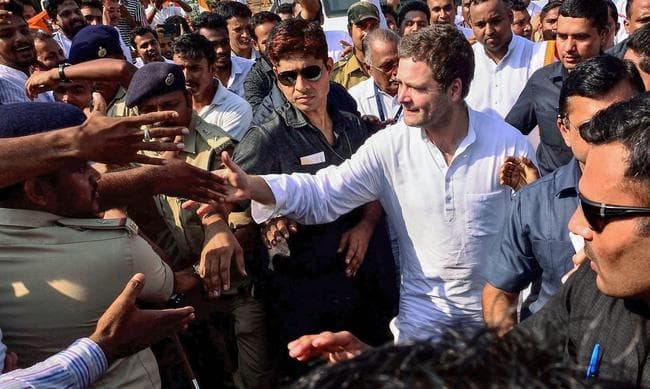 कर्नाटक दौरे पर हैं कांग्रेस अध्यक्ष, पीएम मोदी आैर भाजपा पर साधा निशाना