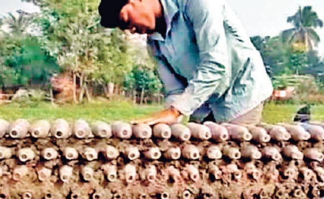 कोलकाता : ईंट के लिए नहीं थे पैसे, प्लास्टिक की बोतलों से बनाया शौचालय