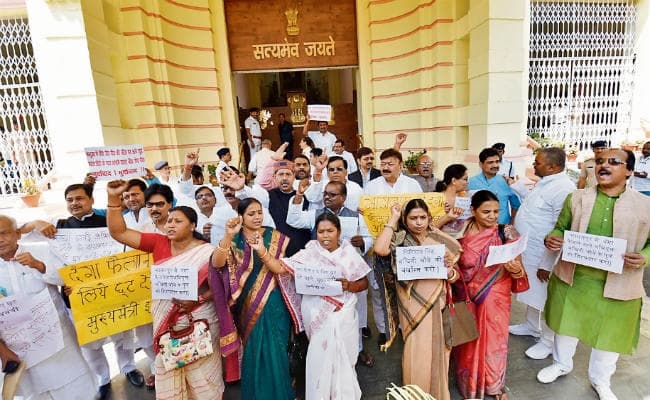 बिहार विधान परिषद में वाद-विवाद : भागलपुर, दरभंगा के मुद्दे पर विपक्ष का हंगामा, उठे ये भी मुद्दे