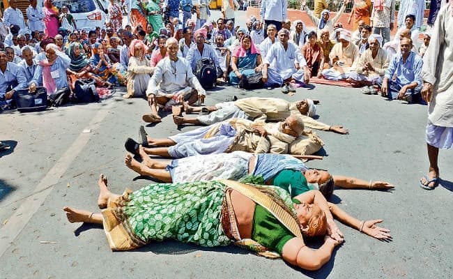 बिहार : बुजुर्ग सड़क पर, युवा सोशल मीडिया पर ही चला रहे आंदोलन