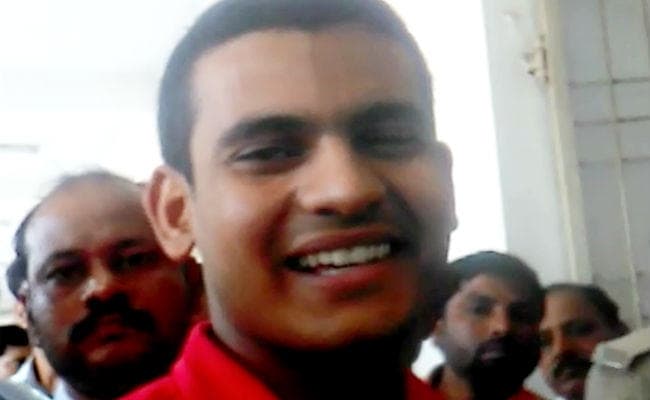 VIDEO : अररिया में आपत्तिजनक वीडियो वायरल मामले में तीसरे आरोपित ने किया अदालत में सरेंडर