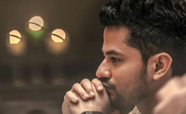 बिना हेलमेट गाड़ी चलाते फोटो भी मिली तो कटेगा चालान, कुणाल खेमू फंसे