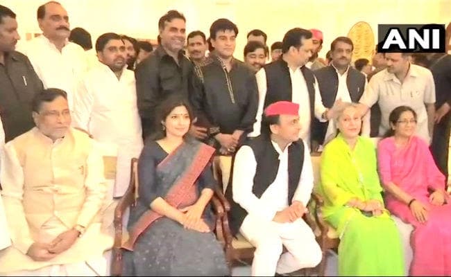 रास चुनाव : अखिलेश के रात्रिभोज में शामिल हुए चाचा शिवपाल और राजा भैया, जया और डिंपल भी थीं मौजूद