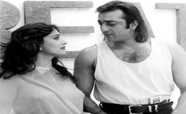 संजय दत्त - माधुरी दीक्षित की लव स्टोरी के राज फाश करनेवाली बायोग्राफी से भड़के संजू बाबा, लेंगे लीगल एक्‍शन