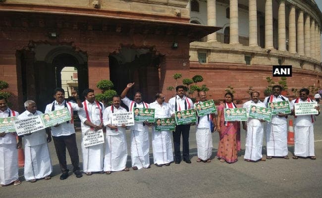 लोकसभा में गतिरोध बरकरार, 14वें दिन भी हंगामे की भेंट चढ़ा प्रश्नकाल