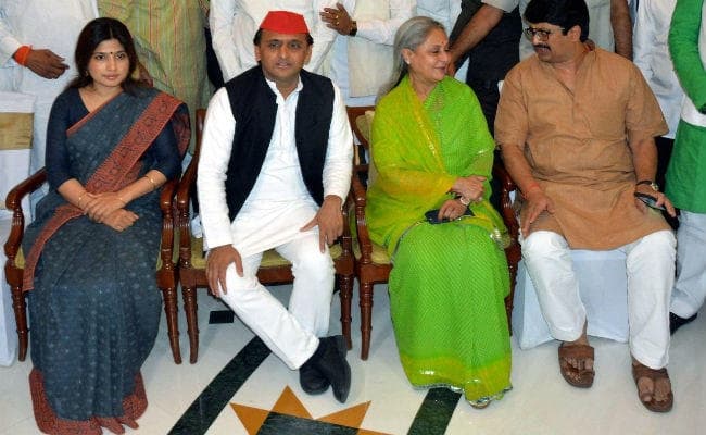रास चुनाव : अखिलेश के रात्रिभोज में शामिल हुए चाचा शिवपाल और राजा भैया, जया और डिंपल भी थीं मौजूद