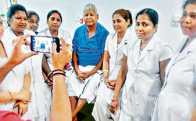 झारखंड : ....जब नर्सों ने ली लालू यादव के साथ सेल्फी